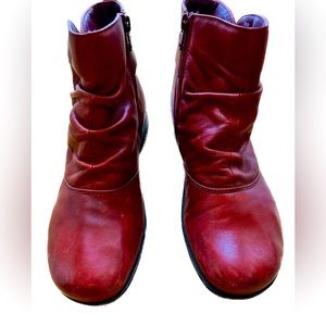Clarks Size 6 Deep Red Booties EUC